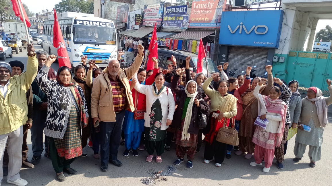 Kiln workers, Anganwadi workers, MNREGA workers gathered and burned copies of the budget against farmers, laborers and employees.
